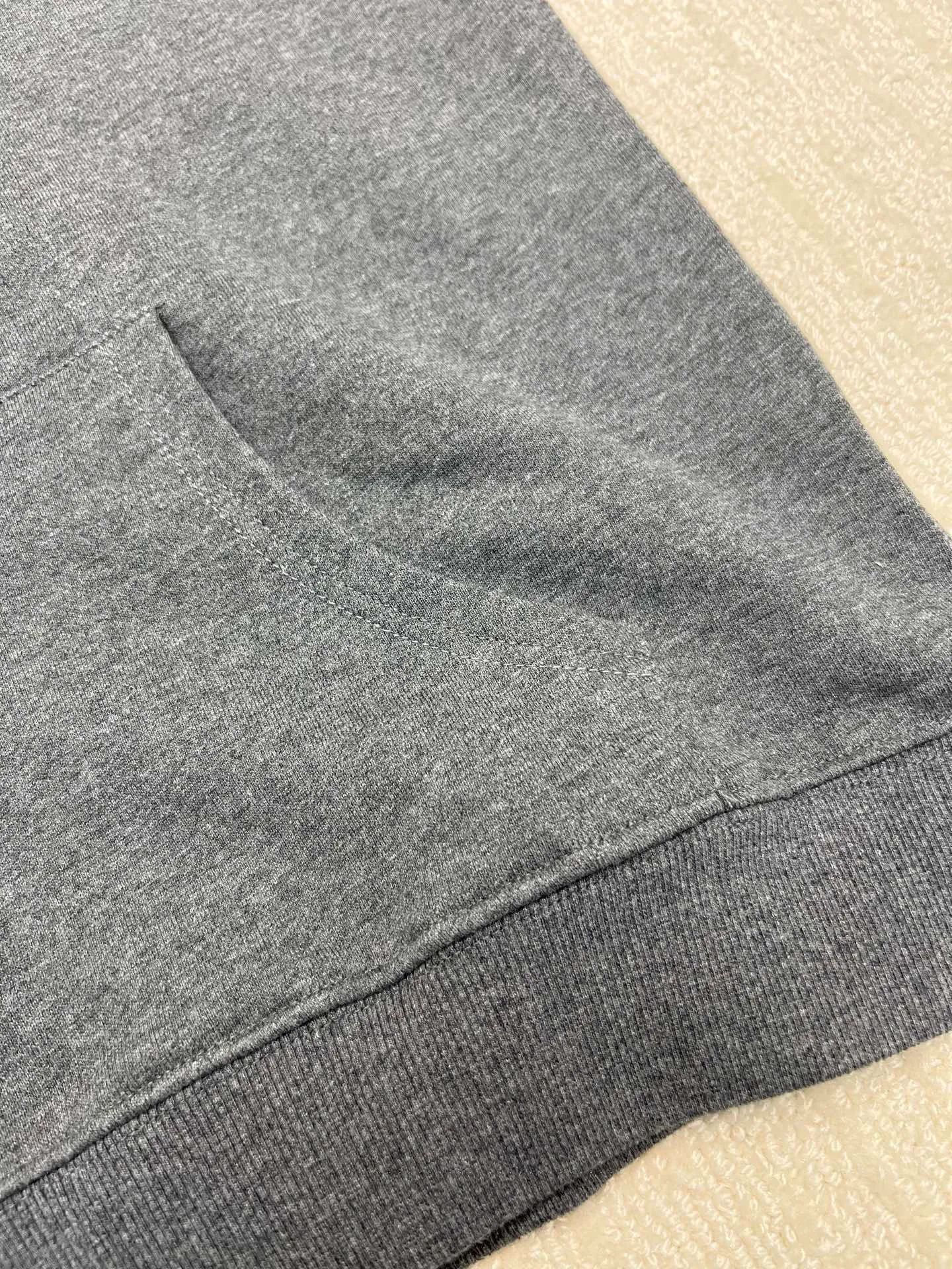 P340 𝗖𝗵𝗿𝗼𝗺𝗲 𝗛𝗲𝗮𝗿𝘁𝘀Cro Heart pure cotton terry zipper hooded jacket, a must-have item for men and women's light luxury commuting, high weight cotton double yarn 380g large terry fabric, fixed and dyed matching ribs, customized full set of accessories, clear letters and perfect restoration without difference. High-end atmosphere and full grade! The entire dress is exclusively customized with heavy craftsmanship, including burnt flower appliqué, leather embroidery and cross craftsmanship, perfectly combined with precise stitching! All wiring is special machine chain double wire, absolutely high quality craftsmanship!  Size: M L XL XXL